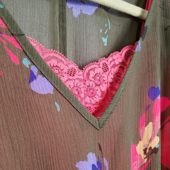 Sheer floral dolman/batwing sleeve top with free layering cami - Picture 6 of 9